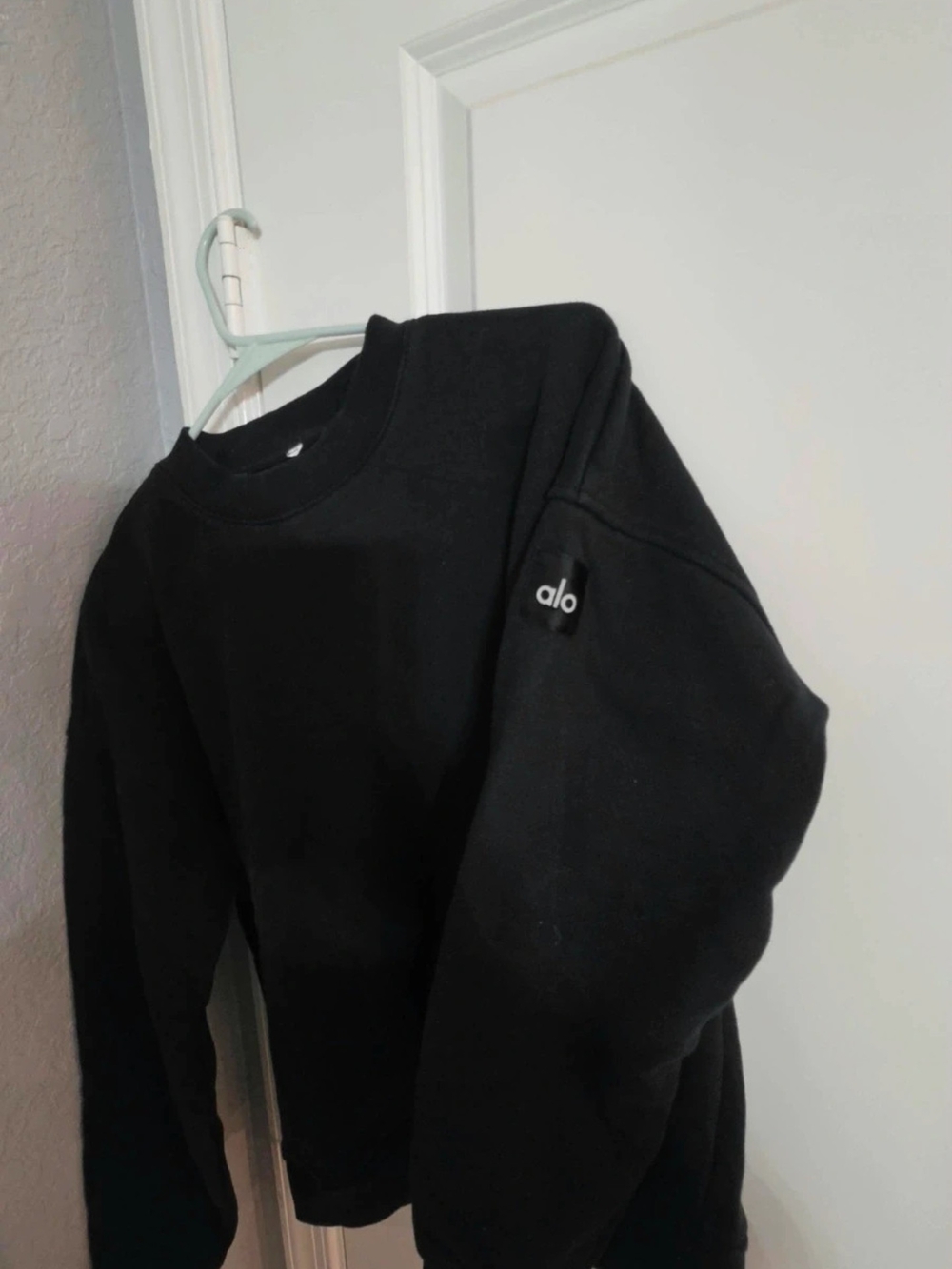 ALO Yoga Men’s Black Crewneck Pullover